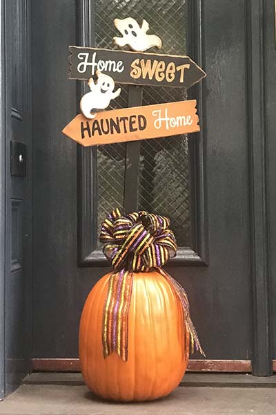 An Easy Outdoor Halloween Sign With Pumpkin Base