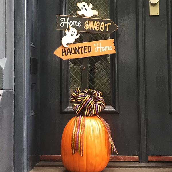 outdoor halloween sign with craft pumpkin base